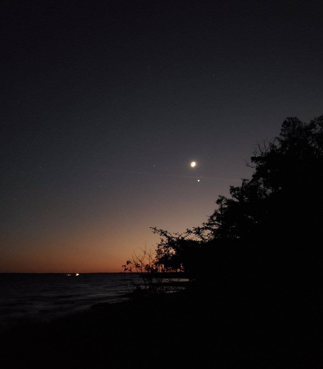scbowman63's tweet photo. The moon & Venus rising over Sam Rayburn lake. #easttexas #samrayburnlake #texasnight #texas #moon #venus https://t.co/94SdqXLIHe