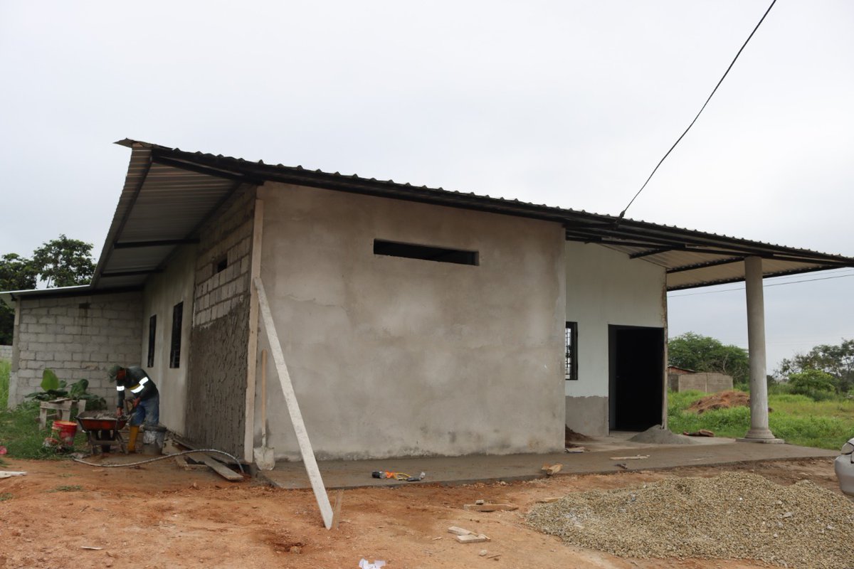 Larry_vite's tweet photo. N U E V O - S A N T A - R O S A #Nazareno
#LAcasaComunal
Como parte de nuestro proyecto #ViVeLAvidaSinDrogas, seguimos trabajando en la construcción de la casa comunal de la Cdla. El Nazareno, donde trabajamos en la colocación de cerámica y enlucido de la parte posterior de https://t.co/f4fLuYj2qq
