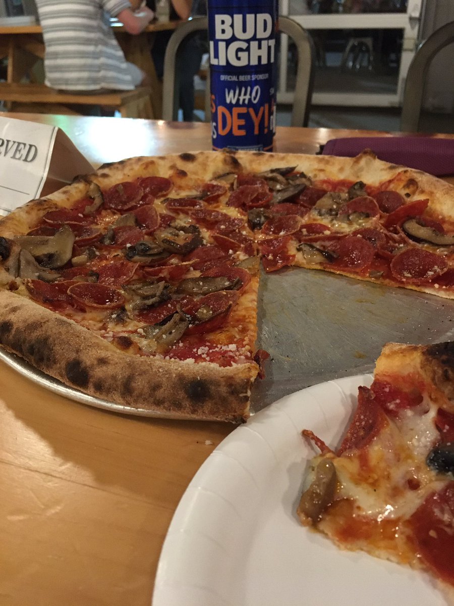 RDANKLEF's tweet photo. .@OldScratchPizza 🍕🍕  for the win tonight!! https://t.co/C6wvVkEsjQ