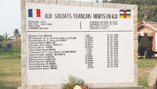 Est_ce normal ? La #France a érigé depuis 2015 un monument aux morts pour ses soldats tombés en #Centrafrique sans l'accord des autorités locales. Un tel acte n'appartient-il pas au droit régalien centrafricain ? N'est-ce pas encore bafouer l'indépendance de la RCA ?
 #CARCrisis