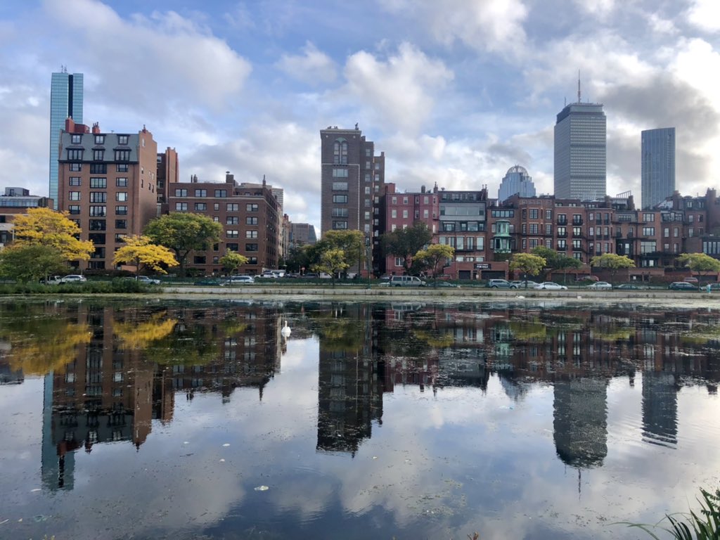 Emjay1028's tweet photo. Felt cute, ran the virtual #Boston Marathon today. Couldn’t have asked for better running #weather or a prettier running route. I’m coming for you, #Dopey2022! 💪🏃🏻♀️ #ViewFromMorningRun #Boston #Esplanade @EsplanadeBoston @bostonmarathon #Runto125 #runDisneyTraining #RunnerBliss https://t.co/pA0QRpbGsw