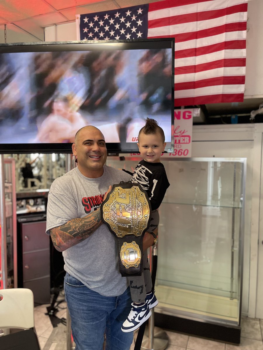 ChamPoopOnly's tweet photo. Looks like @Boogerbeard1 isn’t the only one who gets to hold #ufcgold https://t.co/OrAE7U6uGr