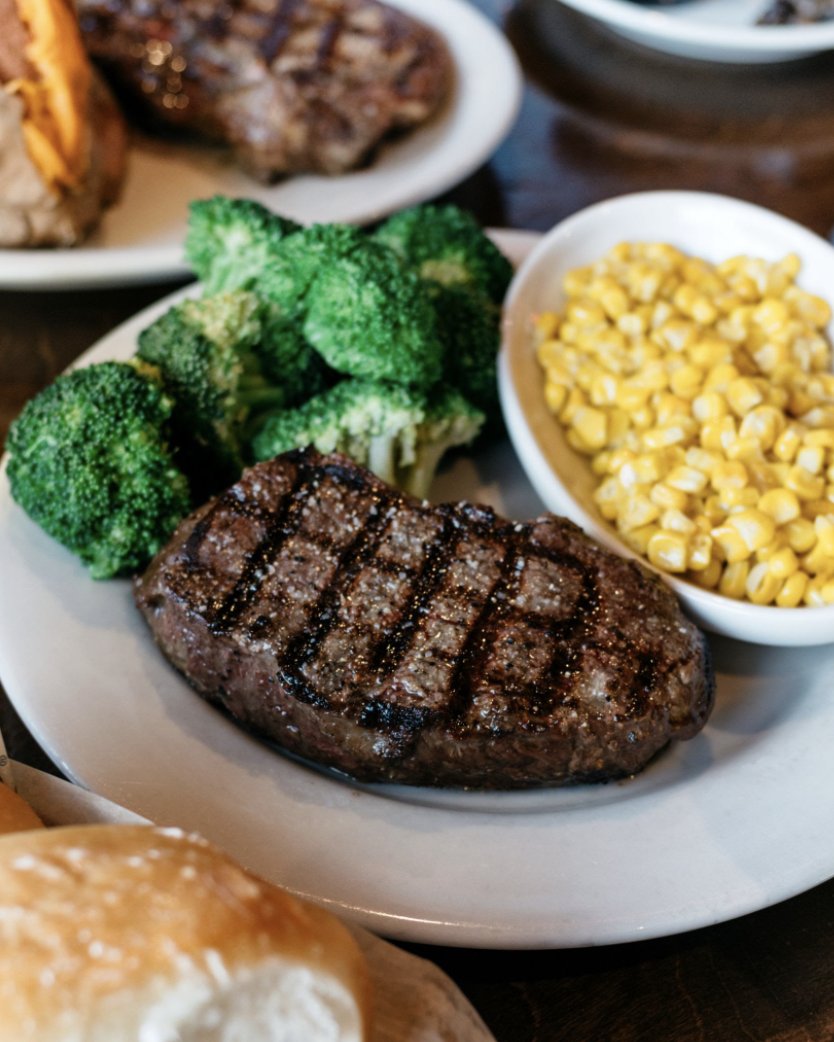 LogansRoadhouse's tweet photo. Fav if you like steaks. retweet for beer. quote tweet for baked potatoes. and reply for rolls and corn. 

bc we think this pic is a solid 10/10. https://t.co/ZB8vjNNqav