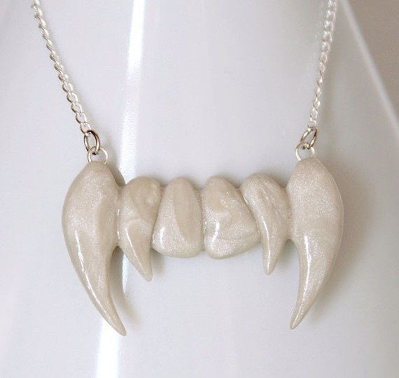 só não ornou o colar, de resto acho que tá legal