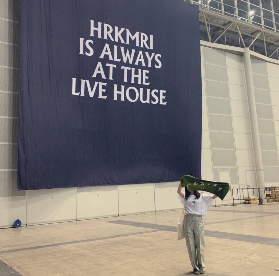 323_SYBM's tweet photo. 「知ってるか？ラブソングは世界を救うんだぜ」
ハルカミライ幕張まできてよかったな。ラブソングから星世界航行曲ウルトラマン光インザファミリーpredawnの流れがめちゃ素敵で好きでした。友達の涙腺が馬鹿になっててそういうところがめちゃ好きっすわ。ハルカミライをみて友達をもっと好きにな〜る！ https://t.co/4dzbNoq1wo
