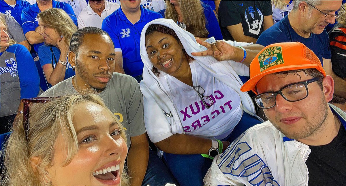 alyciaswan's tweet photo. #WeAreUK …and LSU I guess #UnlikelyFriends :) https://t.co/tkQ707f4kK