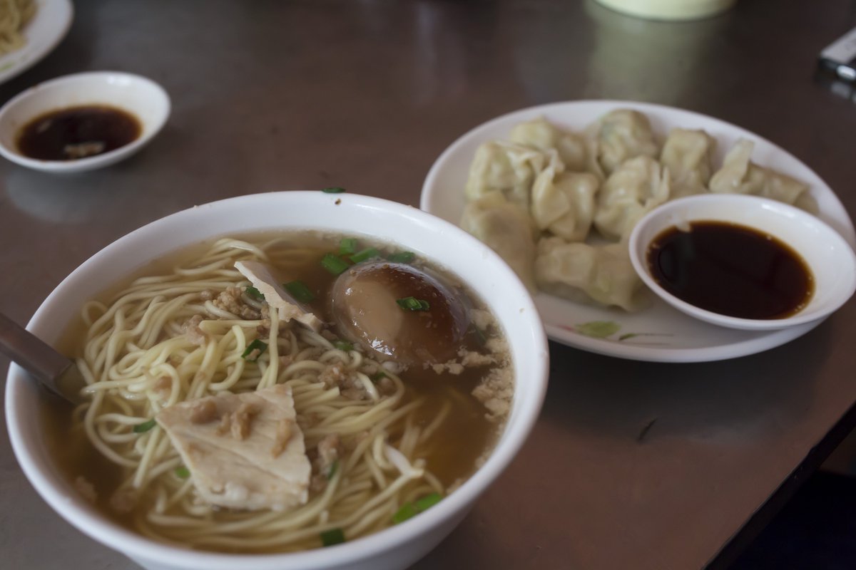 台湾のご飯屋さんは朝早くから多くの人で賑わいます。注文の仕方が分からないので前の人に倣い、なんとなく身振り手振りで注文し、満席だったので相席をお願いしました。ハオチー。 