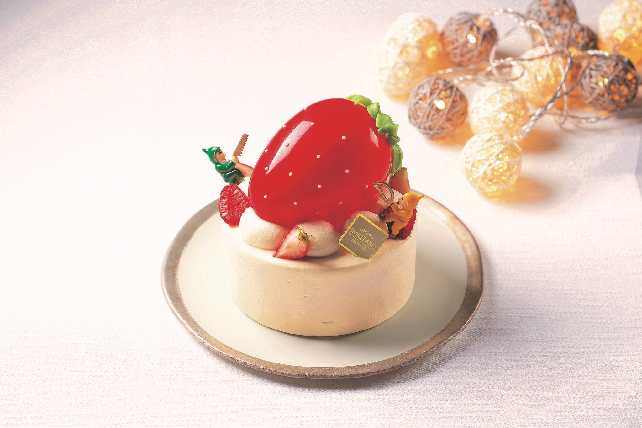 Smilelabo スマイルラボ Pa Twitter 東武百貨店池袋 限定クリスマスケーキ 大きないちごのチョコレートとフルーツや小人達をあしらったショートケーキ です ご予約スタートしています T Co Cjzykskoao Twitter