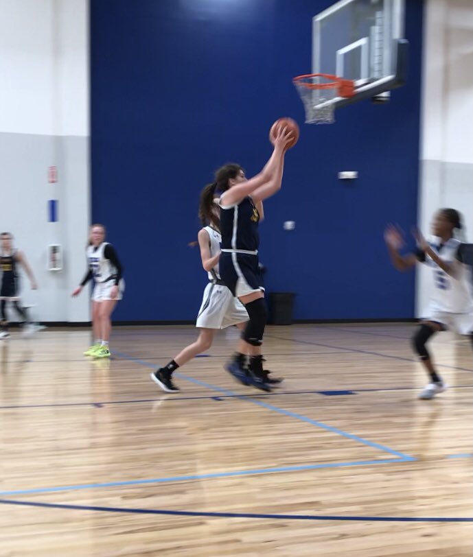 TracyHart713's tweet photo. Last Fall AAU tournament for 2021. Finished 2-1. Three fouls early in the first half of the 3rd game kept Kara on the bench for a bit. Birthday tomorrow!!🎉 @RoyHart3 @2025Kara @CxlebHart @AauUnited https://t.co/zEw6QU0dd8