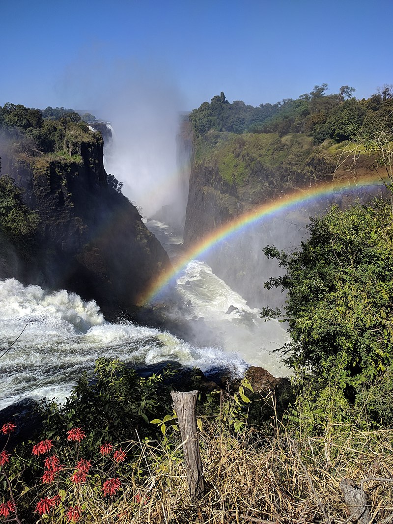 africaupdates's tweet photo. Mosi-oa-Tunya "The Smoke That Thunders" is a waterfall on the Zambezi River in Southern Africa on the border between Zambia &amp; Zimbabwe. 

Scottish missionary &amp; explorer David Livingstone was the first European to see the Mosi-oa-Tunya on 16 Nov 1855. He renamed it Victoria falls. https://t.co/OaXg6cZV8o