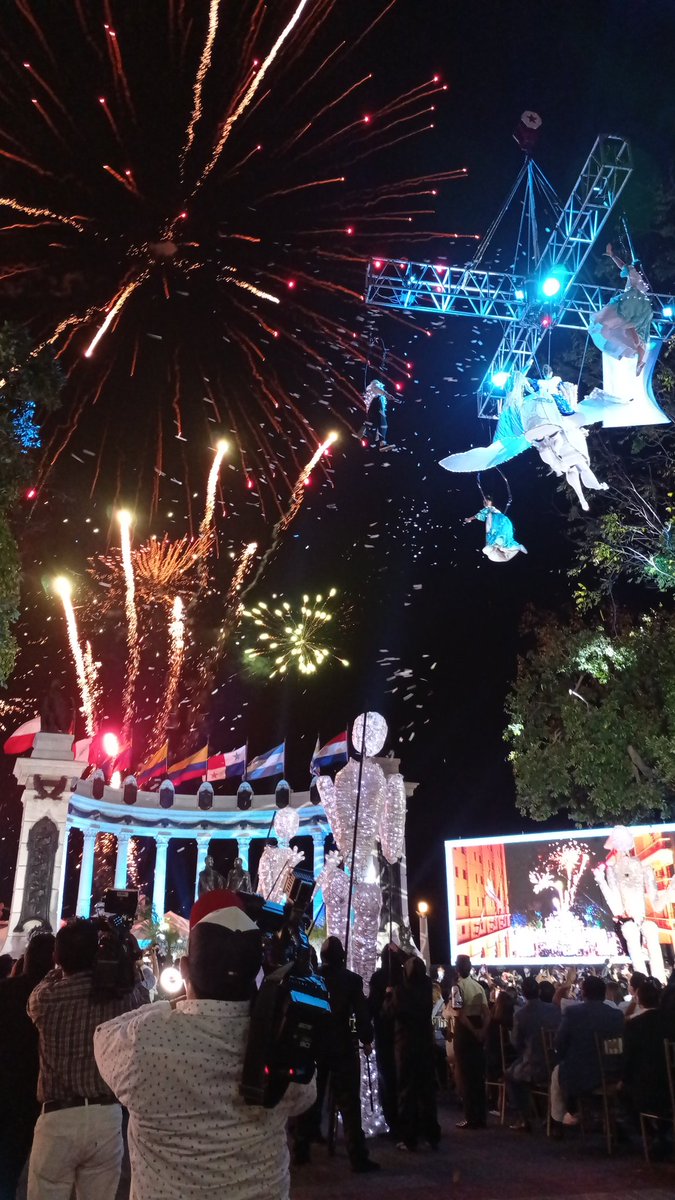 Semirandatorres's tweet photo. Con un presentación musical y fuegos artificiales finalizó la sesión solemne por los 201 años de independencia de #Guayaquil. @eluniversocom https://t.co/Y7QKsZbogw