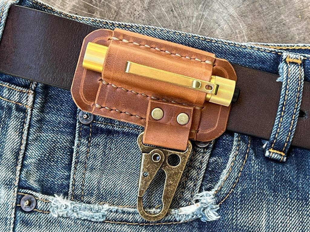 camp_tri_F's tweet photo. Leather : Horween Chromexcel(Thickness 2.2mm)

This leather is highly flexible and has a rich expression that is easily wrinkled and scratched.

Also, you can enjoy the change of facial expression and the aging effect by pull up.
It contains a lot of oil and has a unique sce… https://t.co/JaAFEAlsS8