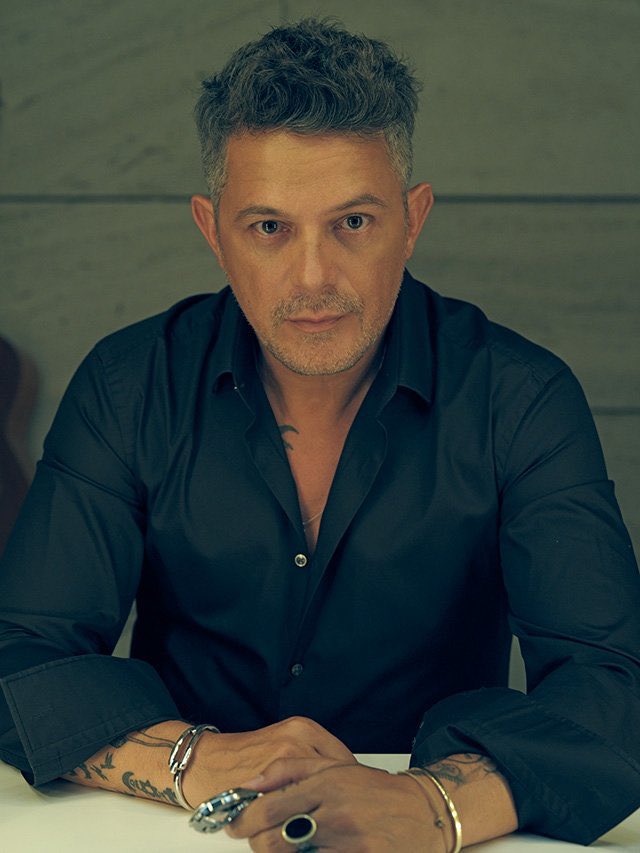 BuenMomentopa's tweet photo. @AlejandroSanz amplía su particular campo de batalla creativo con #Bio auténtica declaración de intenciones e inquietudes, sintetiza los ingredientes de la composición hasta reducirlos a su esencia, que asombra por su calado introspectivo. 
#BuenMomento
@UMUSICA https://t.co/G7n5BKInYH