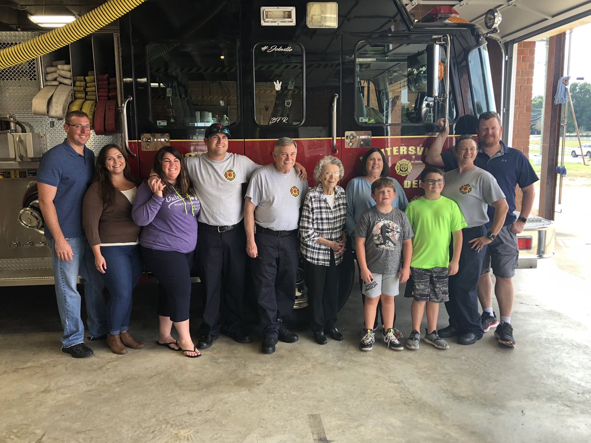 Huntersville_FD's tweet photo. It was a great day at Station 2 as folks stopped by all day to congratulate Koppy on his last shift. Koppy will remain on duty until 6:30am tomorrow morning, finishing out his final 24hr shift alongside his son & daughter. #KoppysLastRide #OneTownOneTeam #SelflessServant https://t.co/mhInadls3D
