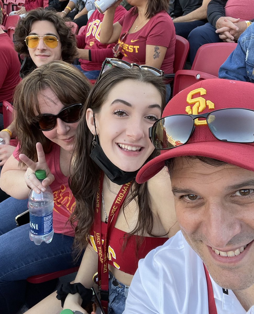 DavidTeolis's tweet photo. Go USC Trojans! #fighton #USC #uscselfie https://t.co/yIp6TdzMtU