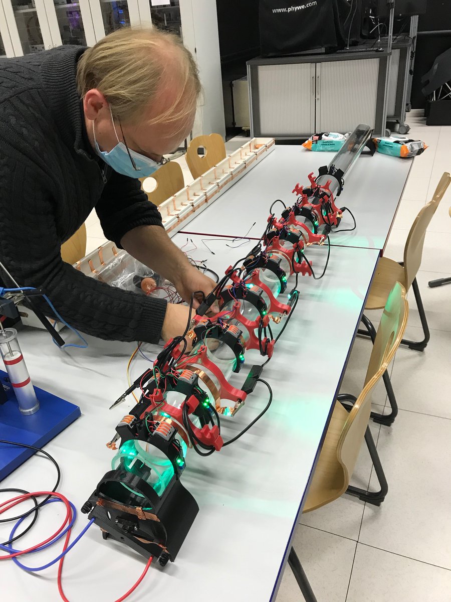 AnnecyEutopia's tweet image. Quand on se lève de bon matin pour le 2e jour, rien de tel qu&apos;une petite manip accélératrice pour démarrer 🚀
Merci #SCoolLAB @CERN_FR , et à l&apos;équipe Polybot ! 
polytech.univ-smb.fr/index.html