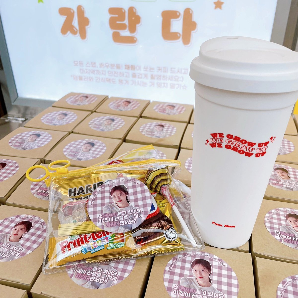 moonlight_bang9's tweet photo. 《'우리들은 자란다' 서포트 사진》
커피차 업체로부터 전달받은 현장 사진입니다! https://t.co/kewIKJtGUi