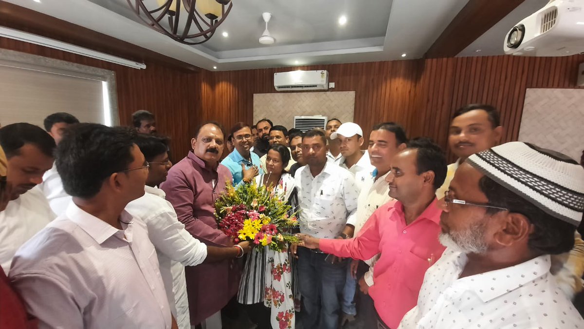 इतिहास नागरिक विषय के अभ्यर्थियों ने नियुक्ति पर सरकार के द्वारा लगे रोक को हटाए जाने की खुशी पर माननीय मंत्री श्री <a href="/MithileshJMM/">Mithilesh Kumar Thakur 🇮🇳</a> जी से मुलाकात कर उन्हें धन्यवाद दिया एवं मिठाई खिलाई।

<a href="/HemantSorenJMM/">Hemant Soren</a> <a href="/JmmJharkhand/">Jharkhand Mukti Morcha</a> <a href="/JharkhandCMO/">Office of Chief Minister, Jharkhand</a>