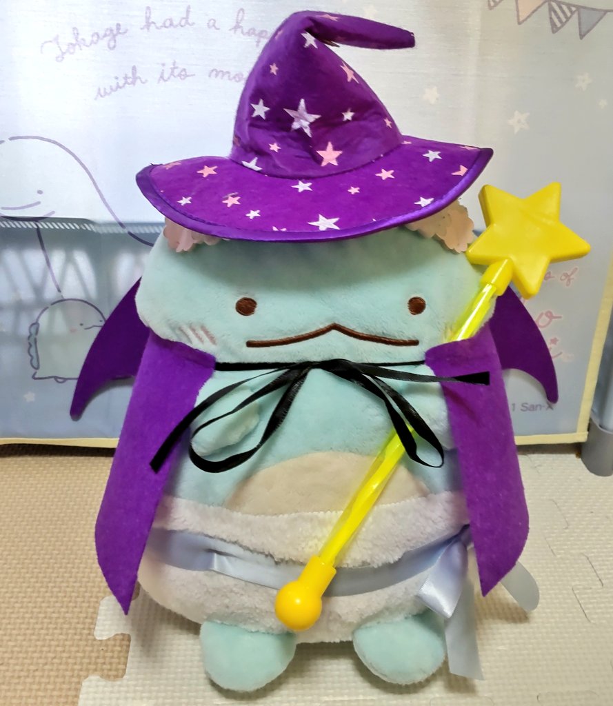 ぐでまいまい ぐでたま とかげ V Twitter 魔法使いとかげちゃん誕生 材料はセリア で買ったペット用のハロウィン柄羽根と帽子 子供用のケープ はさみで長さカット ステッキはおもちゃコーナーに売ってた光るバトンです ぬいぐるみは一番くじのとかちゃん 映画の