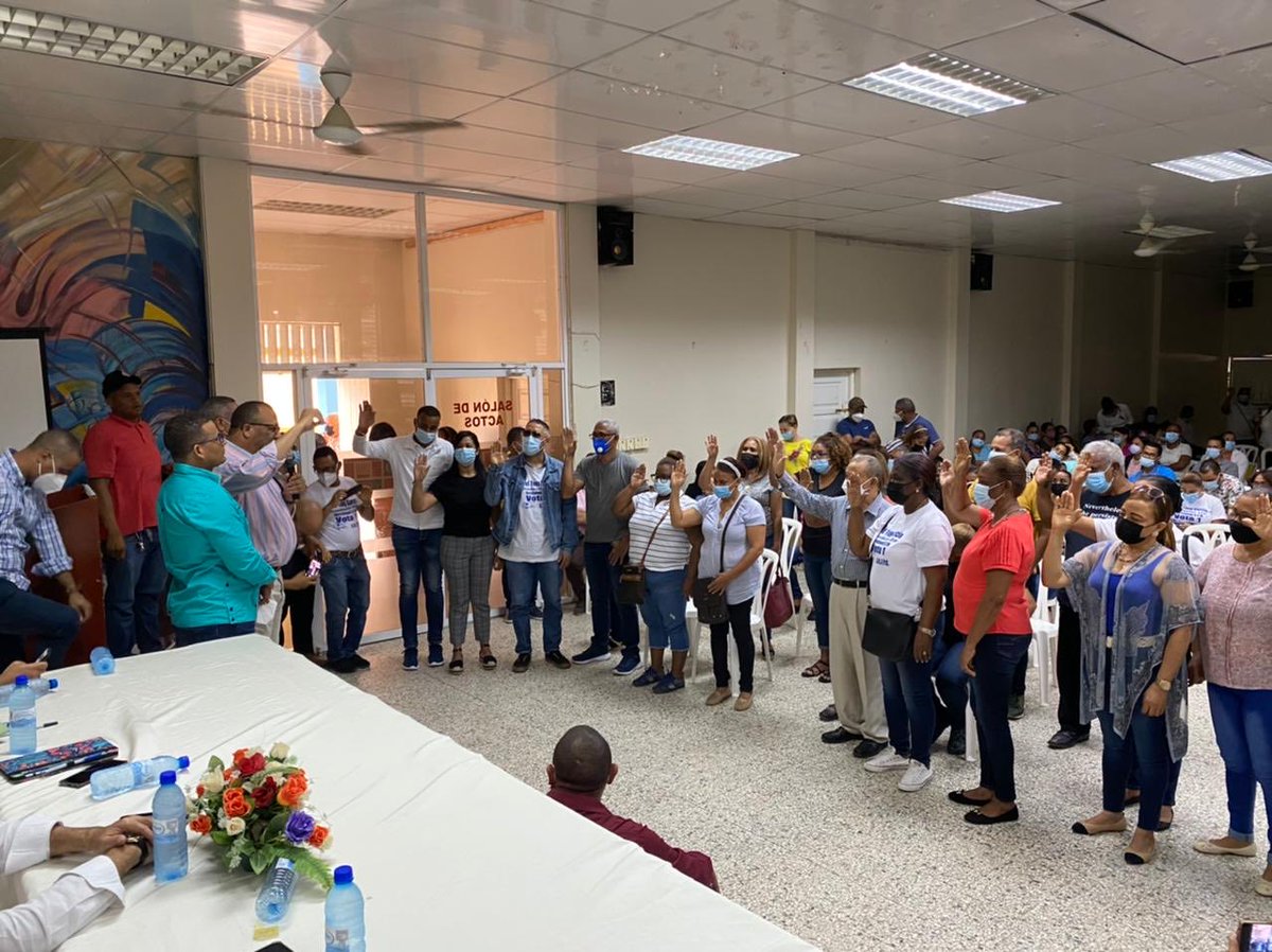 francodelosstos's tweet photo. Ampliando la contundente victoria en la ADP el próximo miércoles! Casi al cierre decenas de profesores de San Fco de Macoris son juramentando en nuestra poderosa corriente magisterial “Jose Fco Peña Gómez”. VamosBien! ⁦@XIOMARAGUANTE⁩ ⁦⁩ ⁦@JulitoFulcar⁩ VOTA 1* https://t.co/DJ7uukJMyU