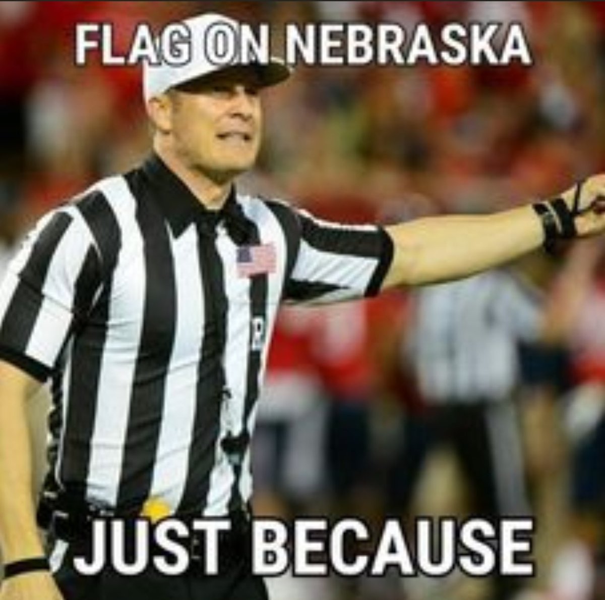 виды судей в спорте. секретарь в баскетболе. судьи на финише в легкой атлетике. форма судей в баскетболе. судейство игры в волейбол.