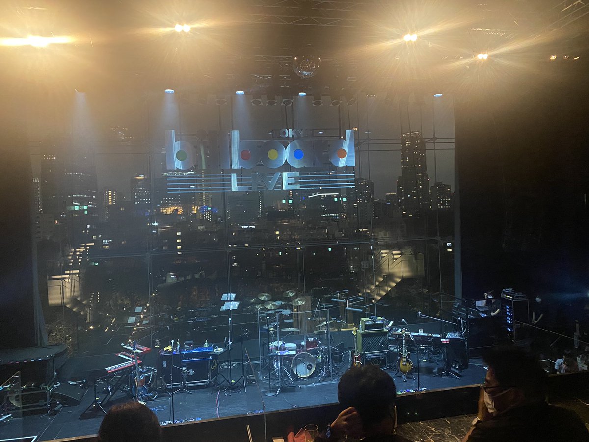 一部は最前テーブルで近くて生声も届いて3人の表情もよく見られて良かったんだけど、後ろの人に気遣って手とかあげられない😭アクリル板が反射して連れは見づらかったと言ってた。
二部は真ん前ソファ席で並んでゆったりワイン飲みながら鑑賞できて最高だった。あのアレンジは絶対音源化してほしいなあ