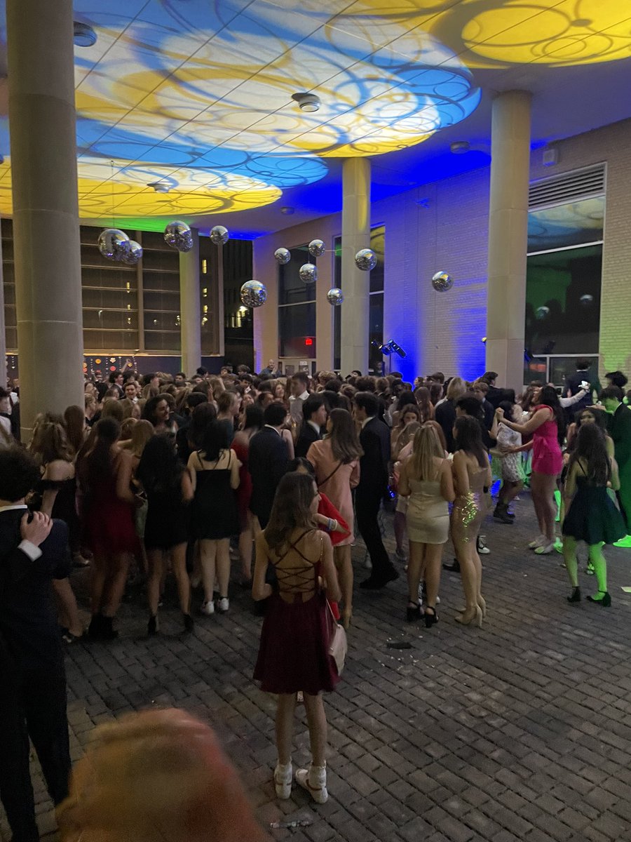 jthompsonmtlsd's tweet photo. #leboproud to see so many students for Homecoming 2021. @MTLSD https://t.co/a27COlfcwv