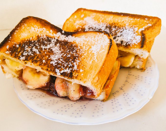 ありあわせの材料でエルビスサンドっぽいものを作ってみたわよ!若干焦げたわよ! 