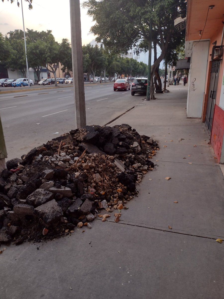 efahefah24's tweet photo. @SOBSECDMX @OVIALCDMX pedimos vecinos de la manera más atenta recojan sus escombros del paso peatonal, gente de la tercera edad tropieza, gracias @Claudiashein av canal de Tezontle a metros del Metro Bus CCH oriente. https://t.co/zweQgd1jps