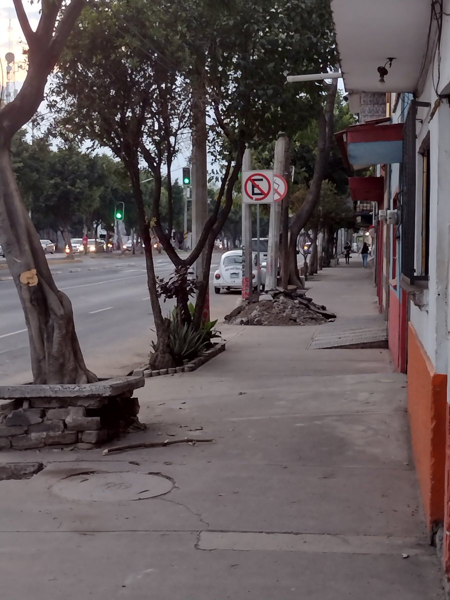 efahefah24's tweet photo. @SOBSECDMX @OVIALCDMX pedimos vecinos de la manera más atenta recojan sus escombros del paso peatonal, gente de la tercera edad tropieza, gracias @Claudiashein av canal de Tezontle a metros del Metro Bus CCH oriente. https://t.co/zweQgd1jps