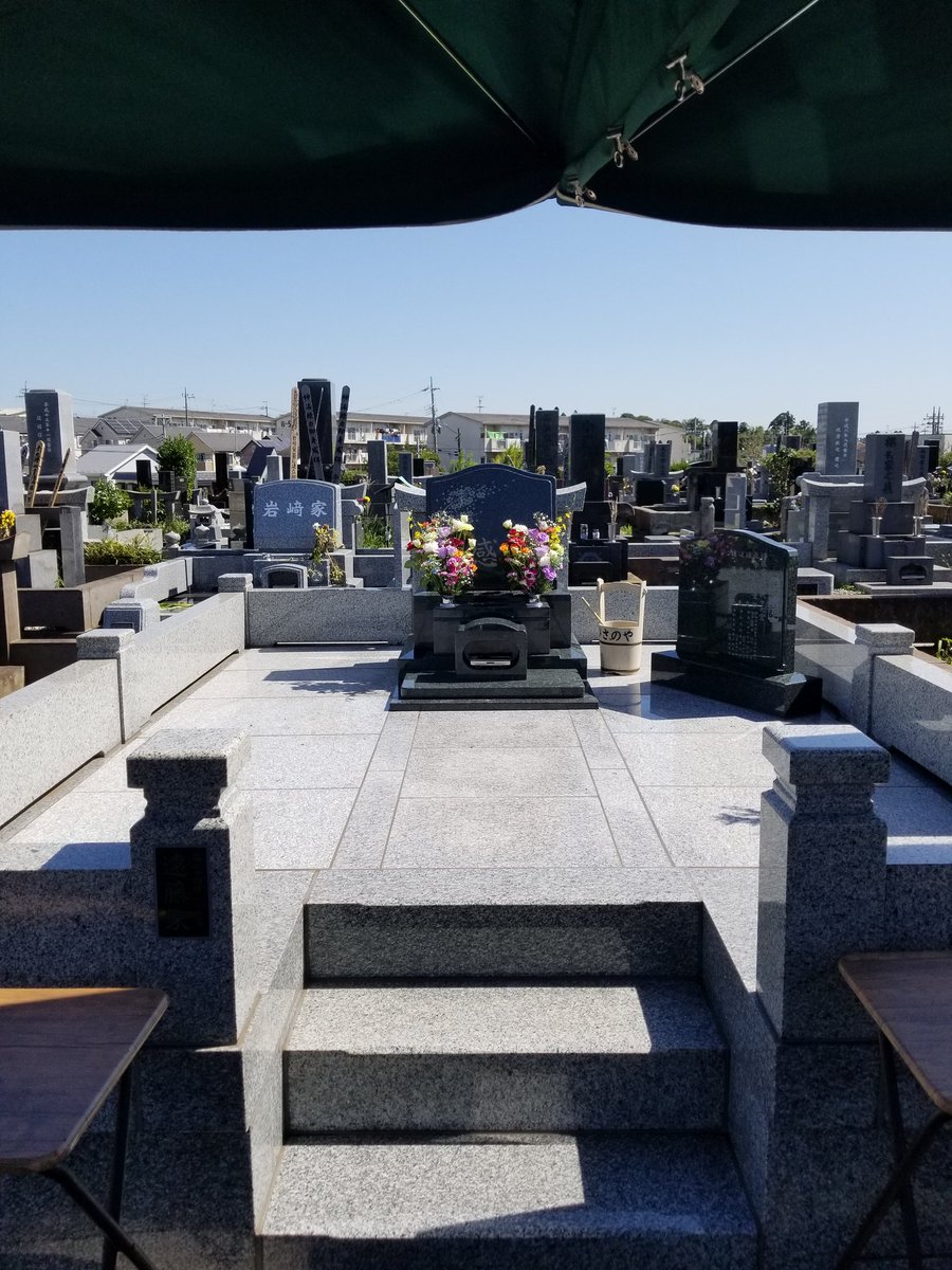 yukiikeda's tweet photo. お墓のビジネスが今熱いらしい。日本一高額なのが青山墓地。坪単価は200万。今スタートアップ社長同士がしのぎを削って買い漁っているとのこと。面積に限りがあるから、投資要素が強いのだろう。地方でも同じ現象が起きている。これはある意味チャンス https://t.co/IyYOXwI3Eu