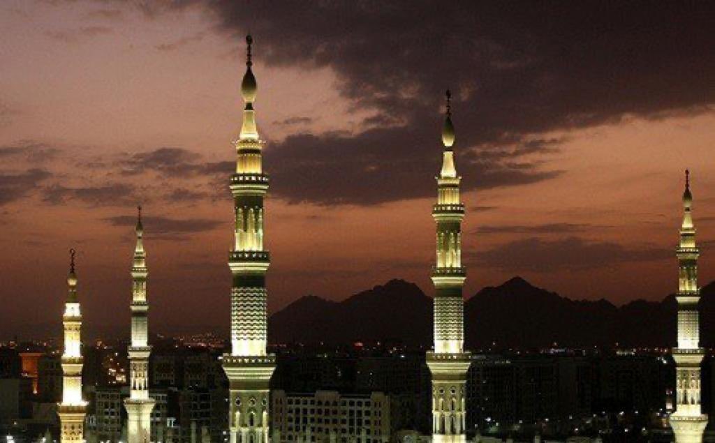 ارتفاعُ الأذان فوق المآذنْ
في انبلاج الصباح والليل ساكنْ

دعوةٌ تحمل الحياة إلى الكون
وسكانِه قرى ومدائنْ

ونداءٌ من السماء إلى الأرض
إلى ظاهرٍ عليها وباطنْ

أذّن الفجر يا فؤادي ولاحتْ
قسمات الضياء فاسمع وعاينْ

*محمد السنوسي .