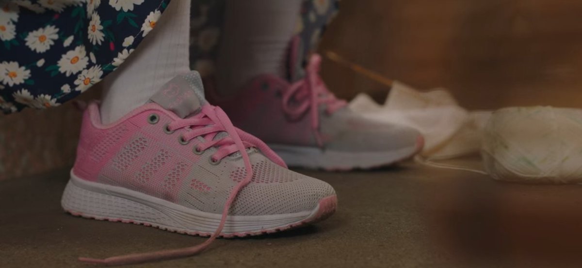kdramacheese's tweet photo. After all, it's not about the shoelaces nor the socks. It's about wives who spend their lives trying to seek for appreciation with their partners. It's about hinting that we should atleast, even once be grateful for them for all their sacrifices as a woman.
#HometownChaChaCha https://t.co/8jRqCx2G4x
