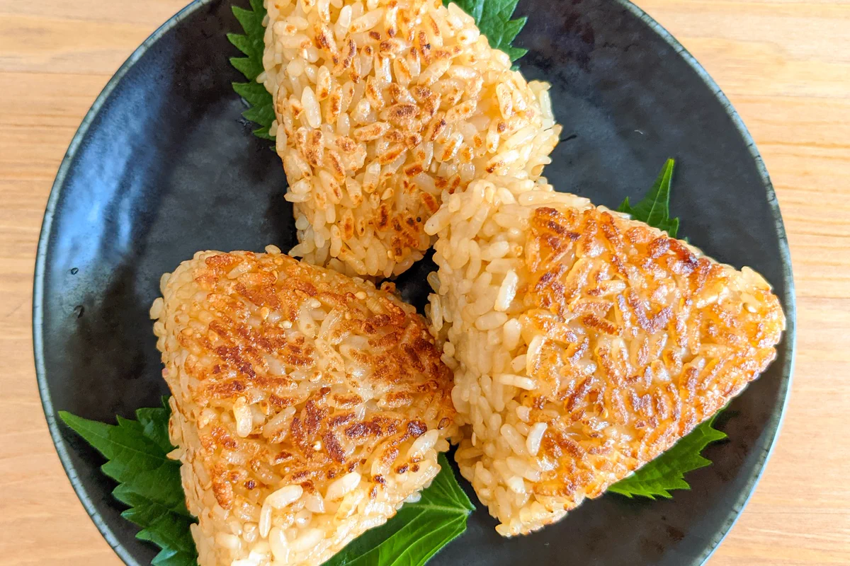 何個でも食べられちゃう美味しさ？！あの調味料を使った「焼きおにぎり」レシピ！