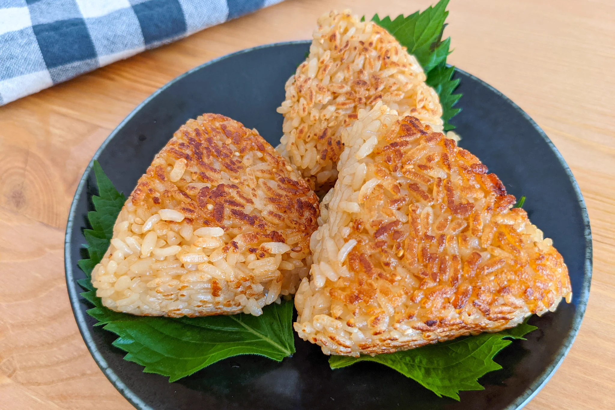 何個でも食べられちゃう美味しさ？！あの調味料を使った「焼きおにぎり」レシピ！