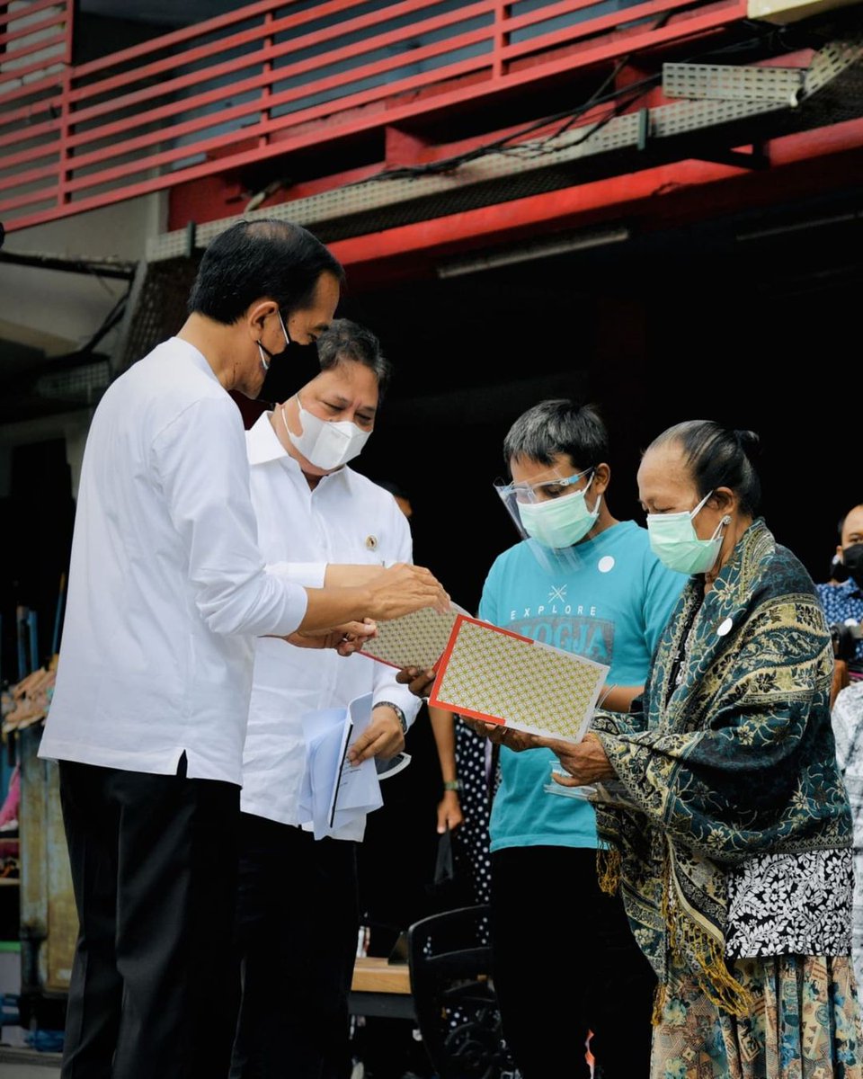jogjative's tweet photo. Presiden Jokowi bagikan bantuan ke pedagang kaki lima dan warung di Malioboro, Jogja https://t.co/nNHEl9nUiO