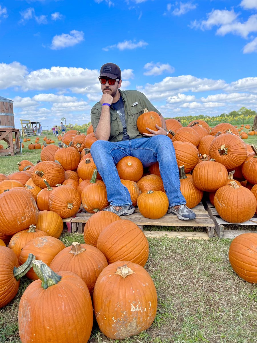 KellenFlannigan's tweet photo. Basic fall pic for the timeline https://t.co/nODq6KyiET