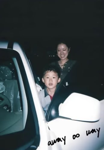 filmhanbin's tweet photo. Baby Hanbin with mama Kim 😭 https://t.co/uabzr7WqkE