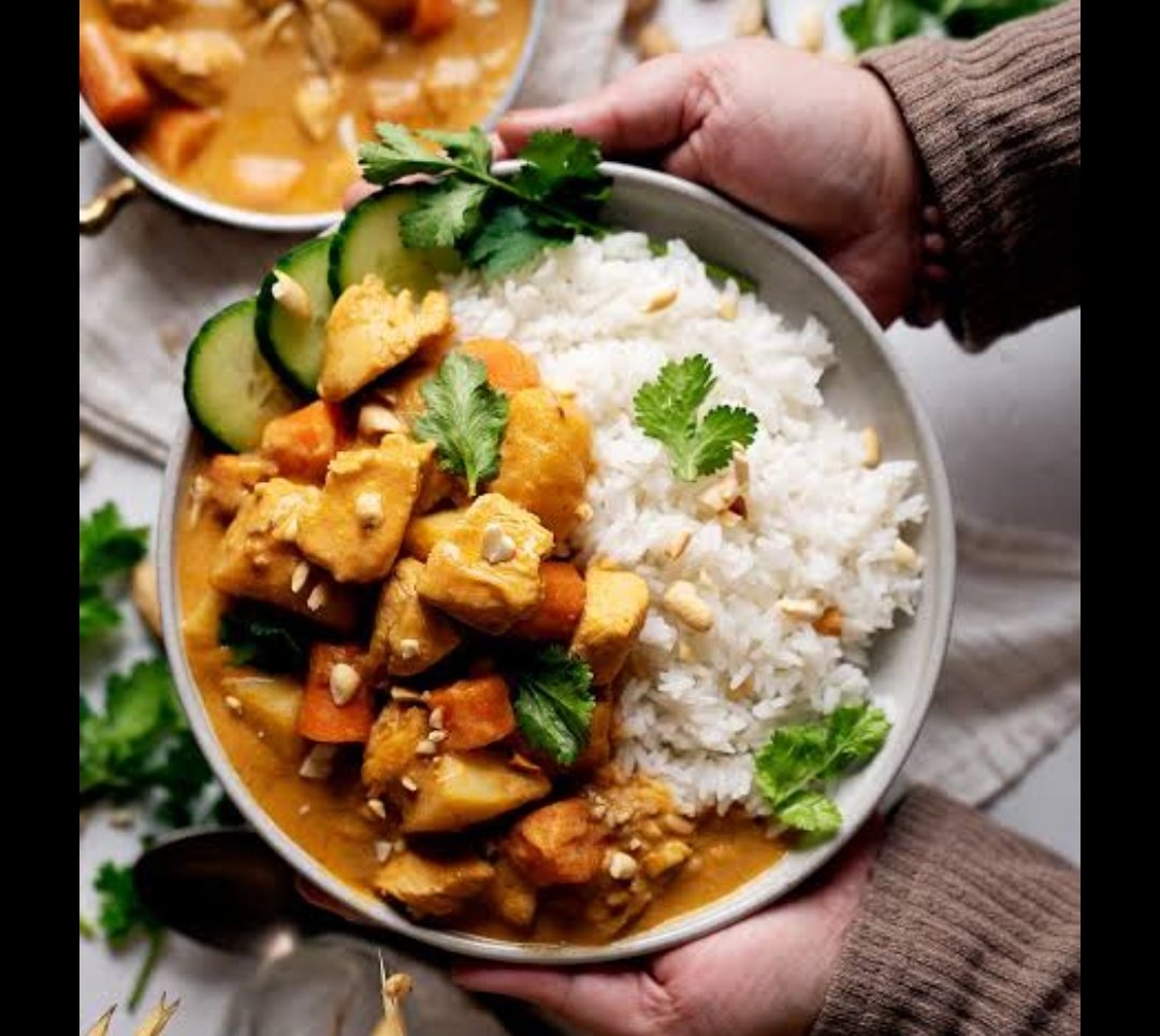 laislazcano's tweet photo. Un dato muy interesante de la cocina Tailandesa es que usan diferentes tipos de curry para condimentar y dar sabor a sus platillos,uno de ellos llamado "Massaman"  que se caracteriza por ser el más famoso en esa gastronomía. 
@oligatica  @EmmanuelRosete https://t.co/2D3fjmuwN4