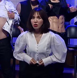luviedoll801's tweet photo. wendy holding her tucked top as if she wants to show being 'strong' too. 😭😭 Wendy >>>>>>>>> https://t.co/yuGw8JhkTX