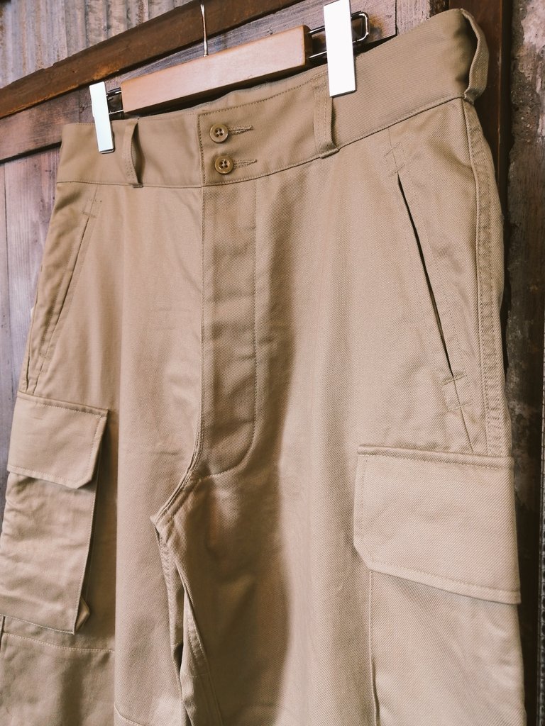 SQUATSHOP's tweet photo. [New arrival]
昨日より発売開始したANK×*A VONTADEコラボのM4752パンツ

フランス軍M47カーゴそのままのデザインにM52チノの素材を落とし込んだ一本

ミリタリーアイテム同士のミックスにも関わらず、より履きやすく、よりファッショナブルに進化しています

是非手に取ってみて下さい https://t.co/UIGdlLWTqy
