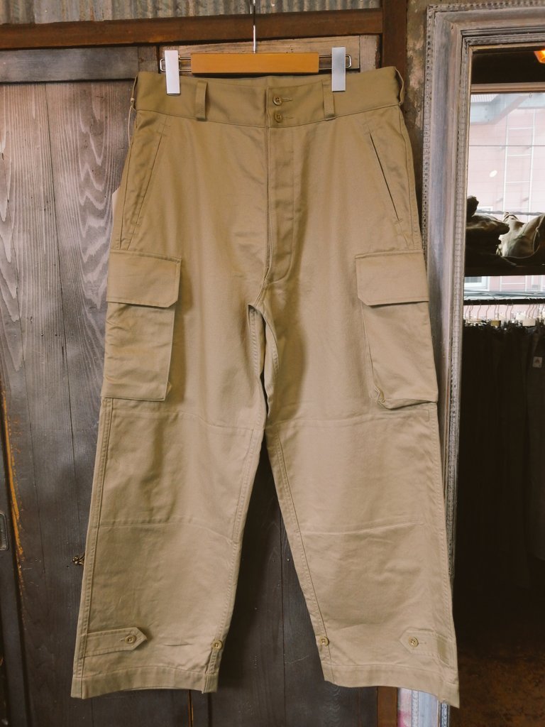 SQUATSHOP's tweet photo. [New arrival]
昨日より発売開始したANK×*A VONTADEコラボのM4752パンツ

フランス軍M47カーゴそのままのデザインにM52チノの素材を落とし込んだ一本

ミリタリーアイテム同士のミックスにも関わらず、より履きやすく、よりファッショナブルに進化しています

是非手に取ってみて下さい https://t.co/UIGdlLWTqy