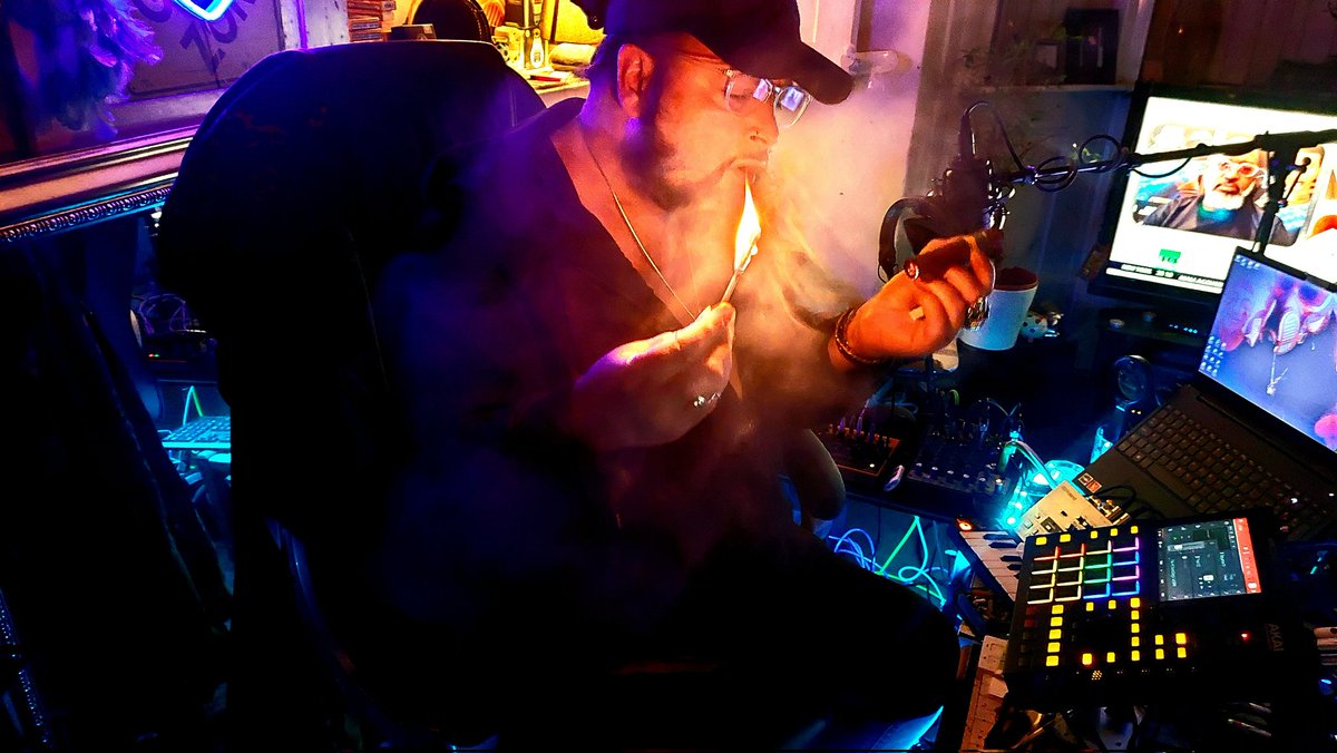Assassin_Art's tweet photo. Chilling with a Cohiba after a major music set.. #EnjoyTheNow

https://t.co/LNJv4rjAWg https://t.co/VUOw90PQnV