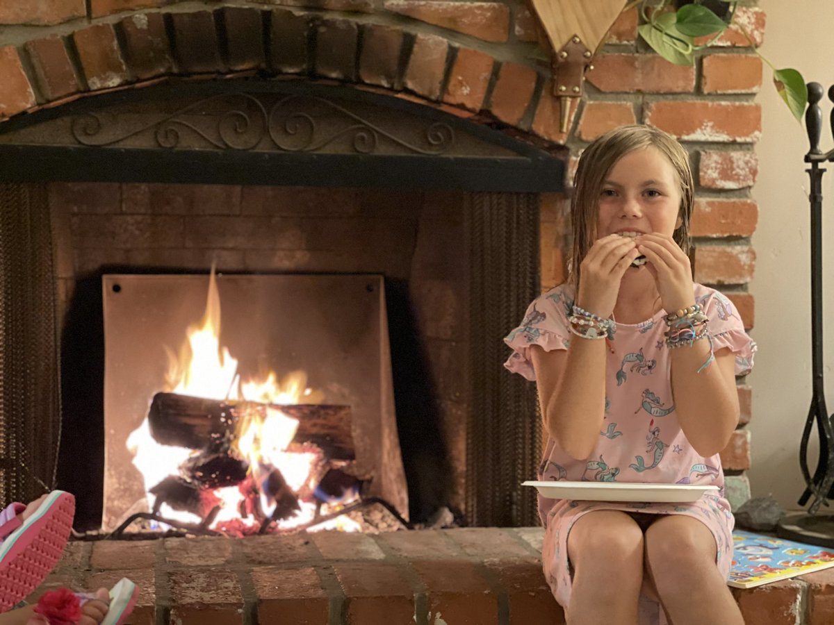 LaneBaima's tweet image. #13daysofAlane #fallwithalane it’s a beautiful fall evening here, Delaney was adamant that you have a s’more day to fulfill on your calendar 🍁🙌🏻🥂😘 #weekendvibes #neverletsaturdayend