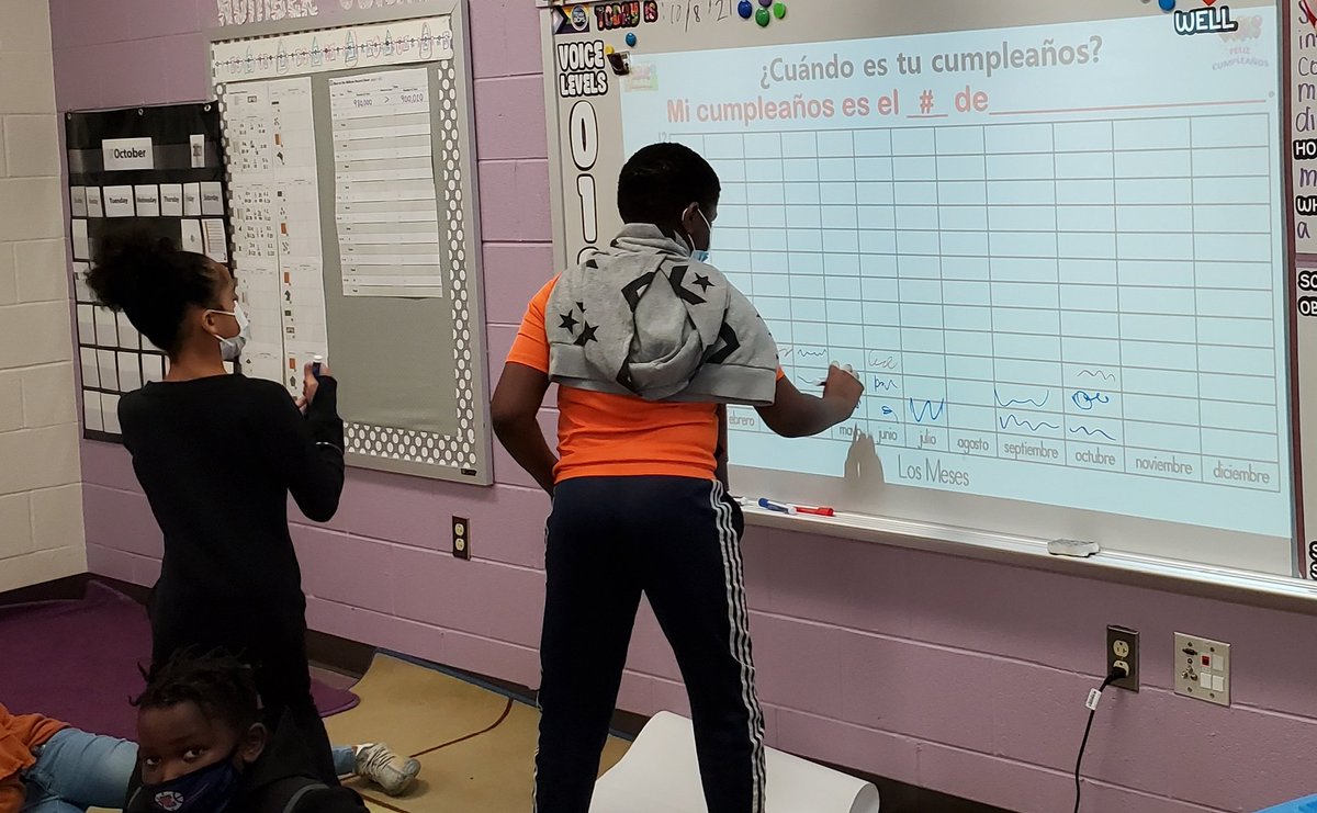 SraChupnick's tweet photo. @williamsonlmes's Gr4 class @LyonsMill had conversations in Spanish about birthdays; then created a class graph &amp; answered data ?'s in Spanish. #SpanishIsFun #LanguageIsLiteracy #TodosAdelante @OWLteamBCPS @BaltCoPS @BcpsPassport #VIVAPassport @BCPSMATH #CrossCurricularLessons https://t.co/F5jncVrVn4