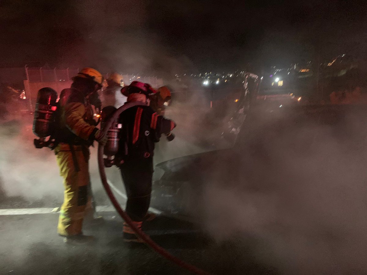 PCSnAndresCH's tweet photo. Nuestros bomberos sofocaron el incendio de un vehículo gris sobre la autopista Puebla - Atlixco. Además personal paramédico trasladó a los dos tripulantes del vehículo al hospital General del Sur para que reciban una mayor atención médica.  #ValoresQueHacenGobierno https://t.co/tcurfkTU33