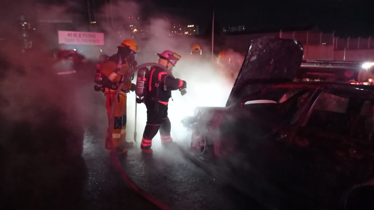 PCSnAndresCH's tweet photo. Nuestros bomberos sofocaron el incendio de un vehículo gris sobre la autopista Puebla - Atlixco. Además personal paramédico trasladó a los dos tripulantes del vehículo al hospital General del Sur para que reciban una mayor atención médica.  #ValoresQueHacenGobierno https://t.co/tcurfkTU33