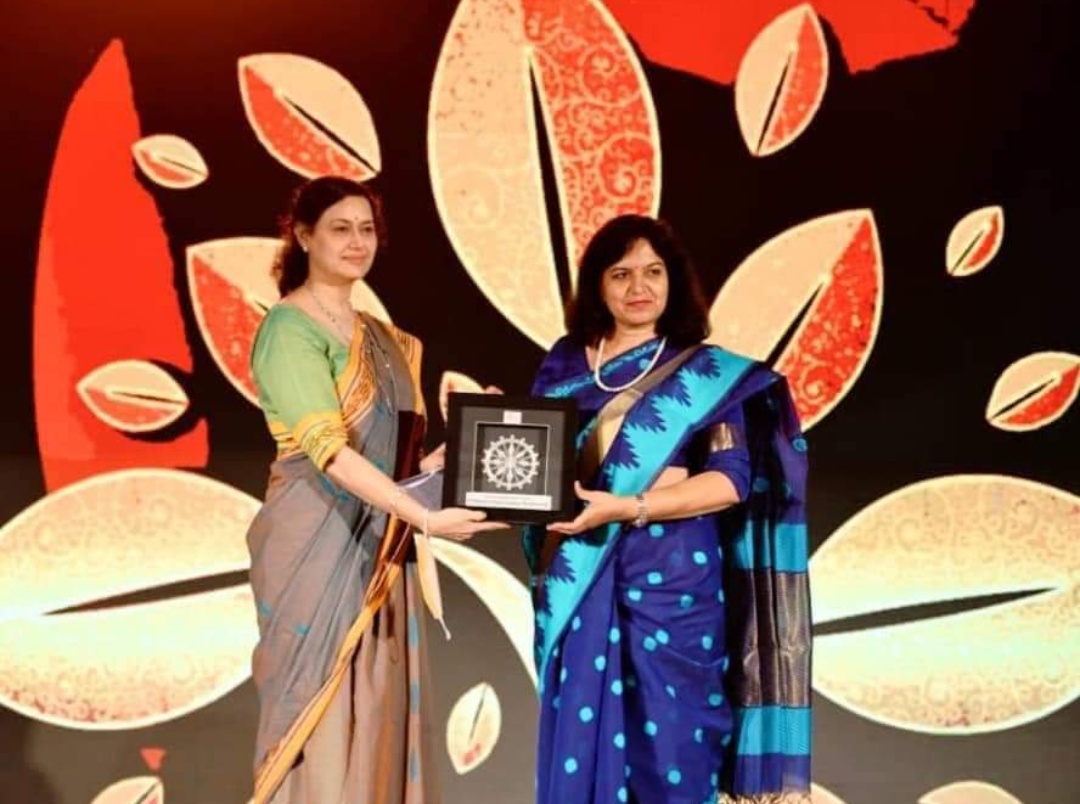 SusantaBiswal82's tweet photo. Though, both @AprajitaSarangi & @JagiPanda mam are not Odia #jhia,still they doing hard labour for Odisha in their own way...as Odia #Bohu...
Really two Glorious Bohu of our #Odisha...
@PandaJay @SantoshSarangii ji https://t.co/YVXawAqbEM