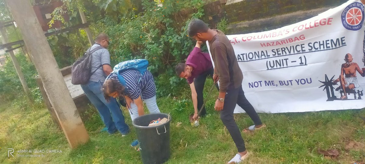 NSSRDPATNA's tweet photo. NSS awardee from Jharkhand Ms. Anamika Gope and his unit collected single use plastic in their adopted village. About 3.5kg of total plastic waste was collected.
#CleanIndia #AzadiKaAmritMahotsav @_NSSIndia @YASMinistry @ianuragthakur @NisithPramanik https://t.co/Tti4DtXssq