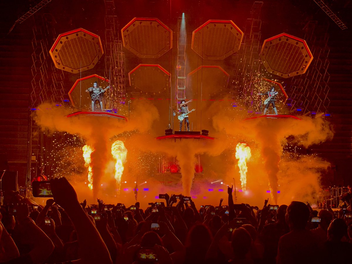 kiss tweet picture